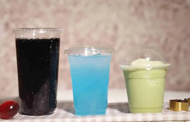 Quais padrões alimentares os copos para bebidas geladas PLA devem atender durante a produção?